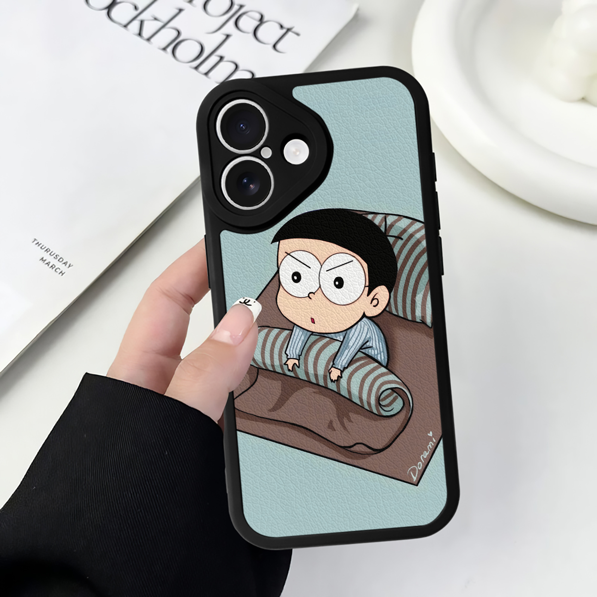 （画像用） ドラえもん Doraemon 【iPhone 16シリーズ対応】シリコンスマホケース（レザー調） 材質：シリコン